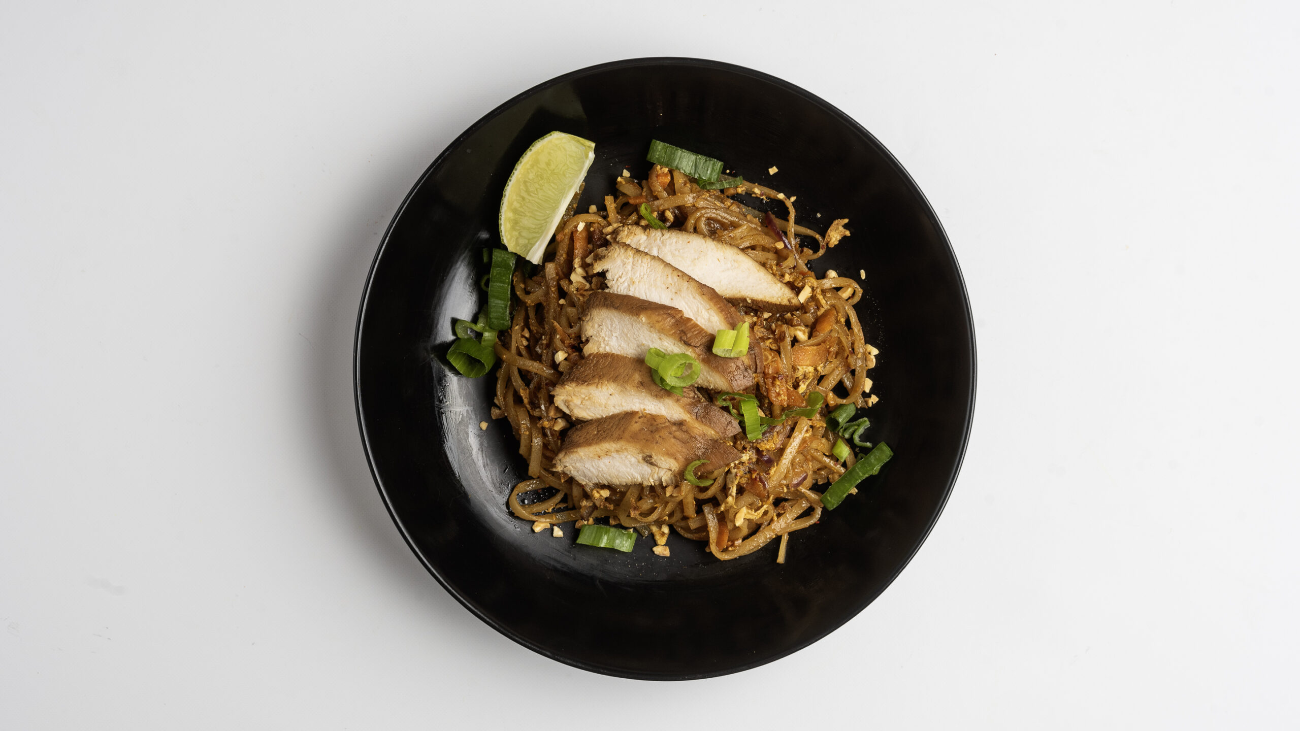 Chicken Pad Thai tartalma: Thai pirított rizstészta tojással, csirkehússal, zöldségekkel és pikáns édes-savanyú szósszal