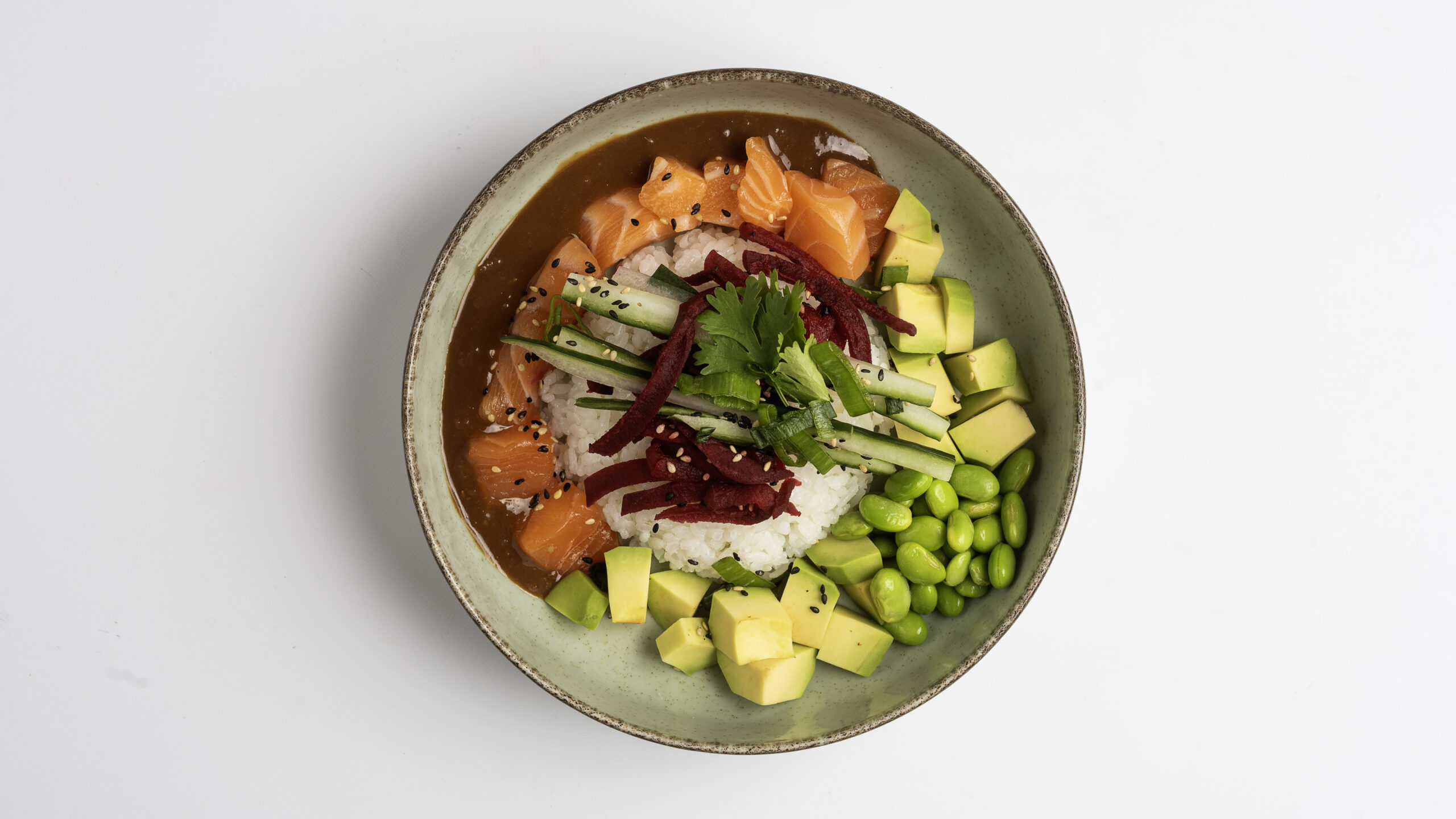 Poke Miso Salmon: Zöldséges és lazacos rizs, poke öntettel.